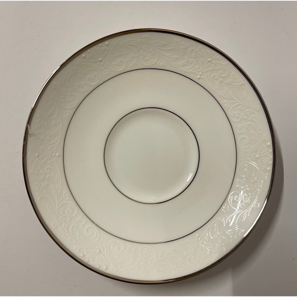 New Waterford Fine China Baron's Court Collection 6" Saucer. kk408